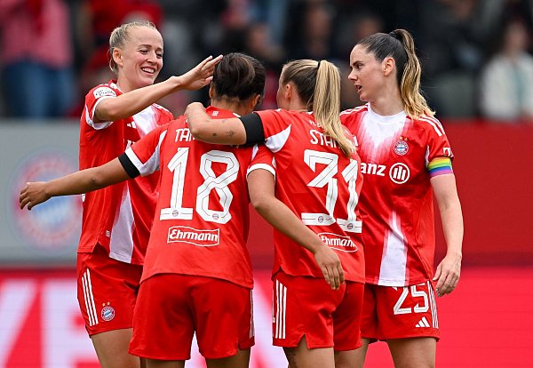 Nationalspielerin Lea Schüller (l) will mit dem FC Bayern erneut den Supercup gewinnen. (Archivbild) - © Sven Hoppe/dpa