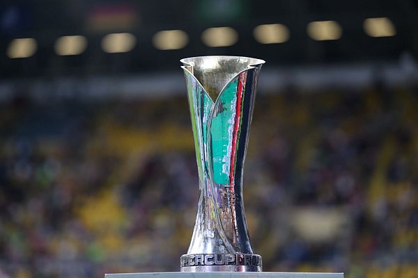 Um diesen Pokal geht es: Der Supercup wird am Samstag in Karlsruhe vergeben. (Archivbild) - © Robert Michael/dpa