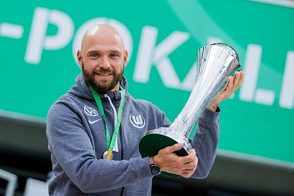 Stephan Lerch gewann mit den Wolfsburgerinnen in seiner ersten VfL-Amtszeit viermal den DFB-Pokal und drei Meisterschaften. (Archivbild) - © Rolf Vennenbernd/dpa