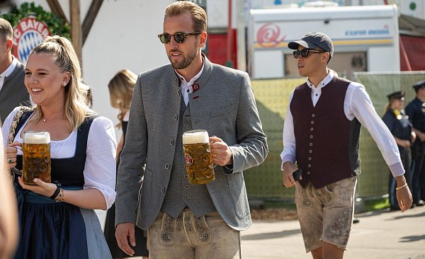 Bayern-Torjäger Harry Kane mit seiner Frau Katie Goodland (l). - © Stefan Puchner/dpa