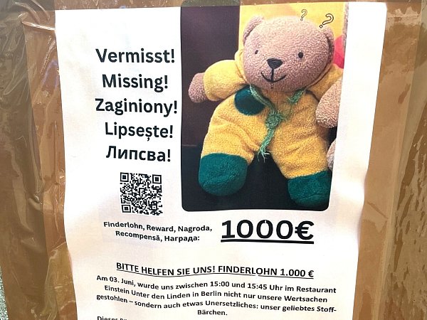 1.000 Euro Finderlohn sind auf Steckbriefen in der Hauptstadt ausgesetzt, «wenn das Bärchen unversehrt zu uns zurückkehrt». - © Christof Bock/dpa-Zentralbild/dpa
