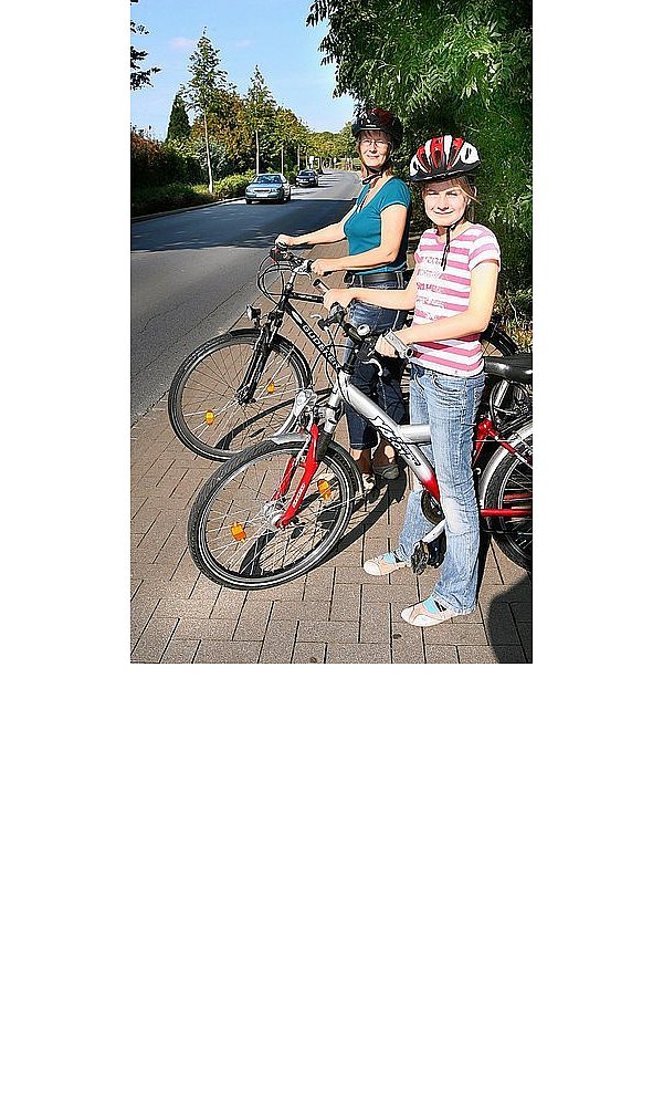 Schülerin Anneke Witte mit ihrer Mutter Cornelia Witte an der Stelle an der Vlothoer Straße, an der sie zu Fall gekommen war. - © FOTO: FRANK-MICHAEL KIEL-STEINKAMP