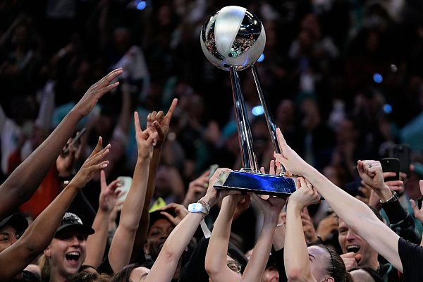 Objekt der Begierde: Der Meisterpokal der WNBA. - © Pamela Smith/AP/dpa