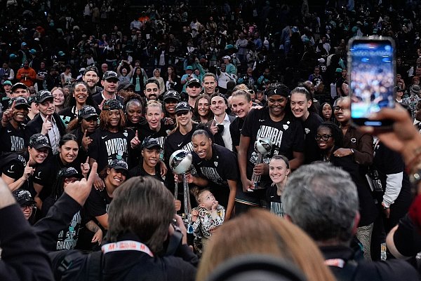 New York Liberty: Posen mit der Meisterschaftstrophäe. - © Pamela Smith/AP/dpa