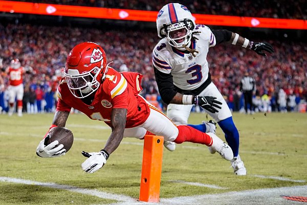 Xavier Worthy erzielte einen spektakulären Touchdown für die Chiefs - © Ashley Landis/AP/dpa