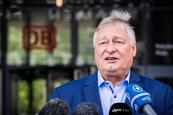 Lautester Gegner der möglichen Berufung Rompfs als Chef der InfraGo war EVG-Chef Martin Burkert. (Archivbild) - © Christoph Soeder/dpa