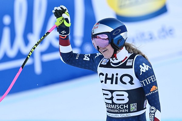 Lindsey Vonn winkt nach ihrem Ausscheider den Fans. - © Angelika Warmuth/dpa