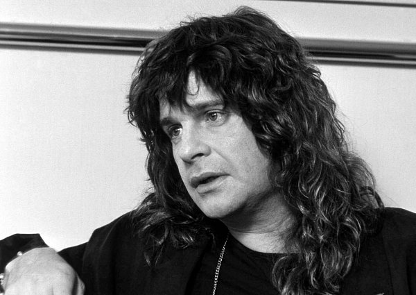 Dass er einer Fledermaus auf der Bühne den Kopf abgebissen hatte, brachte ihm endgültig den Ruf eines Satanisten ein. Ozzy Osbourne beteuerte, damit nichts zu tun zu haben. Er hielt das Tier für eine Attrappe. - © Mark Lennihan/AP/dpa