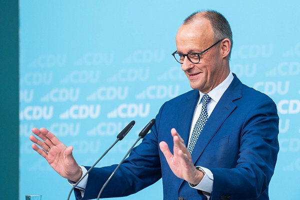 Merz will von dem Begriff Brandmauer nichts mehr wissen. - © Christophe Gateau/dpa