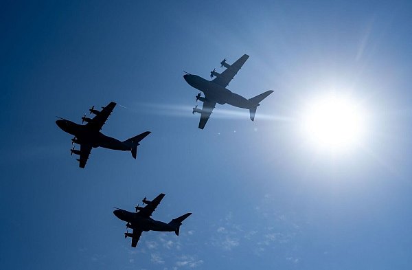 Bei einer Flugvorführung sind drei Airbus-Transportflugzeuge vom Typ A400M am Himmel zu sehen. - © Stefan Sauer/dpa