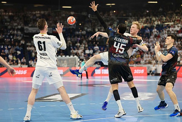 Trotz Bedrängnis spielt Eric Johansson den Ball auf seinen Kieler Mitspieler Hendrik Pekeler (l). - © Frank Molter/dpa