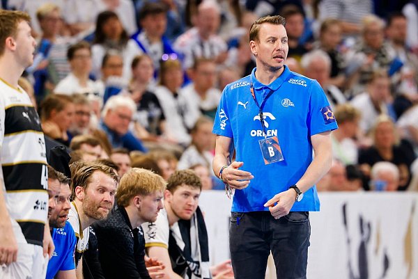 THW-Trainer Filip Jicha beobachtet das Spiel seiner Mannschaft. - © Frank Molter/dpa