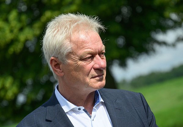 Antrittsbesuch in Brandenburg: Bundesagrarminister Alois Rainer (CSU) informierte sich auf einem Biohof im brandenburgischen Brodowin, dessen Betreiber als Öko-Pionier gilt. - © Patrick Pleul/dpa