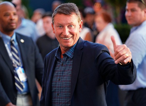 Kanadas Eishockey-Legende Wayne Gretzky drückt Alexander Owetschkin die Daumen. - © Greg Allen/Invision/dpa