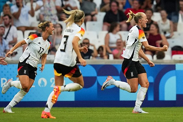 Lea Schüller bejubelt ihren Treffer. - © Daniel Cole/AP/dpa