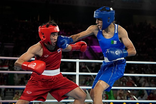 Imane Khelif (r) boxte sich in Paris zu Olympiagold. - © John Locher/AP