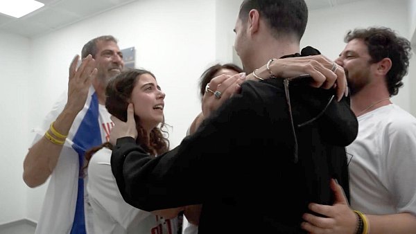 Videos der israelischen Armee zeigen emotionale Szenen nach der Rückkehr der Geiseln. - © -/IDF/AP/dpa