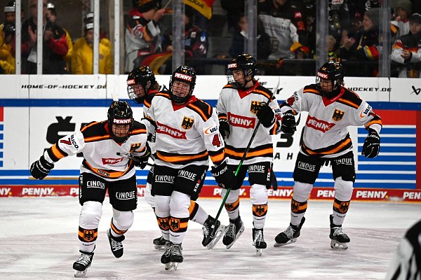 Die deutschen Eishockey-Frauen feierten zum Abschluss gegen Ungarn ein Schützenfest - © Markus Lenhardt/dpa
