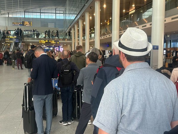 An einem Serviceschalter am Flughafen bildete sich eine lange Warteschlange. - © Steffen Trumpf/dpa