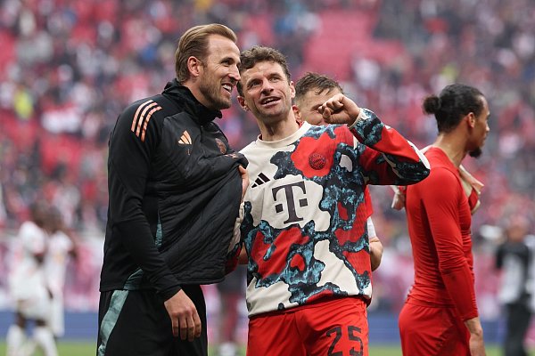 Thomas Müller (r) mit dem gelbgesperrten Harry Kane. - © Jan Woitas/dpa