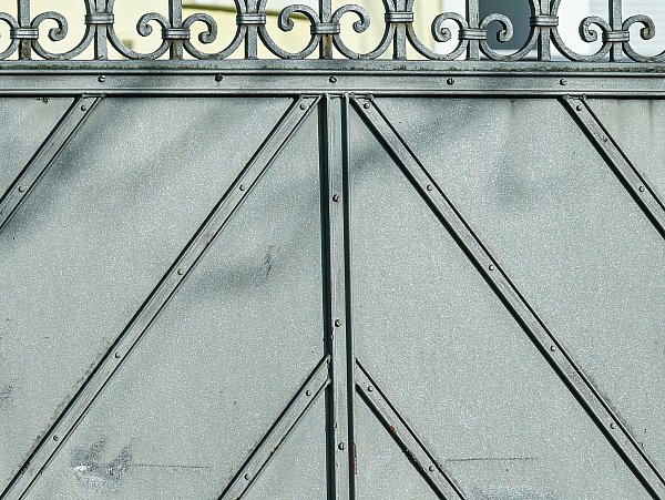 Im Haus hinter diesem Tor fanden Spezialkräfte der Polizei die Leichen des mutmaßlichen Täters und seiner Ehefrau. - © Jason Tschepljakow/dpa