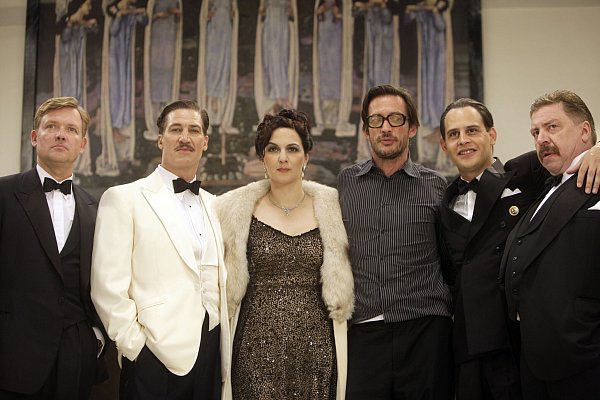 Dreharbeiten in Köln 2009 zum Kinofilm «Jud Süss - Film ohne Gewissen» - von links nach rechts: Schauspieler Justus von Dohnányi (Rolle: Veit Harlan), Tobias Moretti (Ferdinand Marian), Martina Gedeck (Anna Marian), der Regisseur Oskar Roehler, Moritz Bleibtreu (Joseph Goebbels) und Armin Rohde (Heinrich George). - © Rolf Vennenbernd/dpa