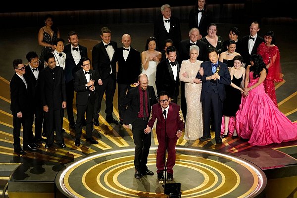 Bester Film: Das Team von «Everything Everywhere All at Once» feiert den Oscar im Dolby Theatre in Los Angeles. - © Chris Pizzello/Invision/AP