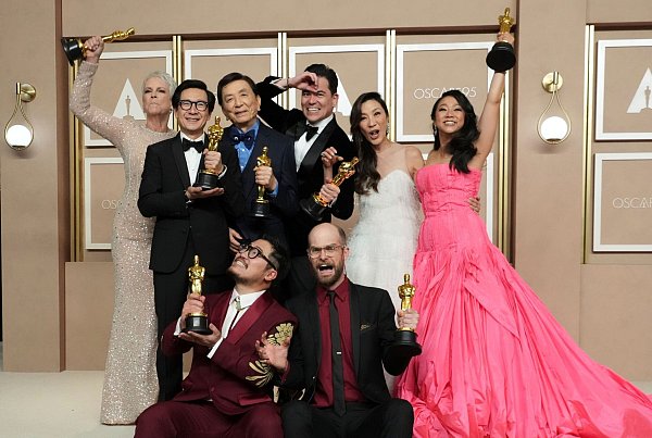 Das Team von «Everything Everywhere All at Once» hat allen Grund zur Freude - sieben Oscars gab es für die schräge Science-Fiction-Action-Komödie. - © Jordan Strauss/Invision/AP