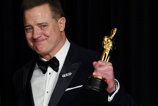 Brendan Fraser, der als bester Hauptdarsteller ausgezeichnet wurde, gelang ein glänzendes Hollywood-Comeback. - © Jordan Strauss/Invision/AP