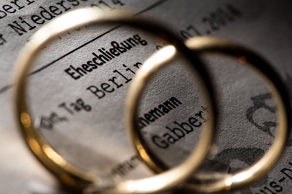 Dieses Dokument benötigen Sie, wenn Sie nach einer Hochzeit neue Ausweisdokumente beantragen wollen: die Eheurkunde. - © Franziska Gabbert/dpa-tmn