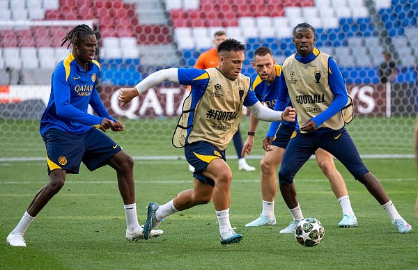 Daumendrücken für Nationalspieler Yann Aurel Bisseck (l), hier beim Abschlusstraining von Inter Mailand in München. - © Peter Kneffel/dpa
