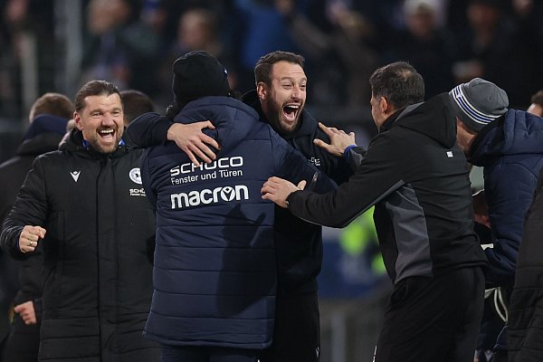 Der Plan ist aufgegangen: Trainer Mitch Kniat und die Arminia - das passt. - © Friso Gentsch/dpa