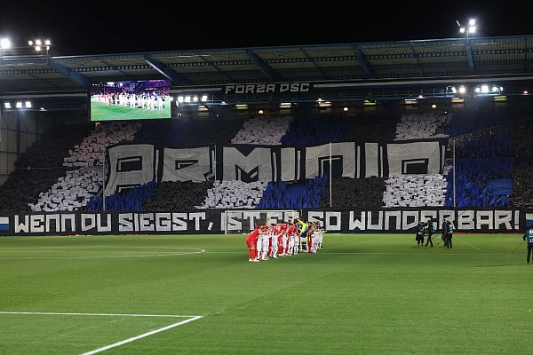 Große Euphorie: Die Bielefelder Fans können sich auf mindestens einen weiteren Pokalabend freuen. - © Friso Gentsch/dpa