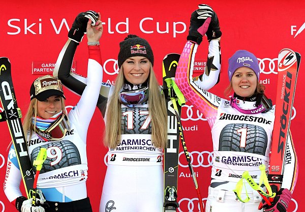 Viktoria Rebensburg (r) traut Lindsey Vonn (M) Großes zu. - © Stephan Jansen/dpa