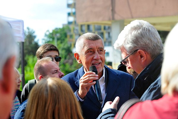 Der tschechische Milliardär und Gründer der Partei ANO, Andrej Babis, bei einem Wahlkampfauftritt im Prager Stadtteil Modrany. (Archivbild) - © Michael Heitmann/dpa