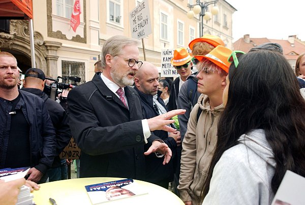 Der tschechische Regierungschef Petr Fiala wirbt bei einem Wahlkampfauftritt in der Unesco-Welterbestadt Kutna Hora, rund 60 Kilometer östlich von Prag, um Stimmen. (Archivbild) - © Michael Heitmann/dpa