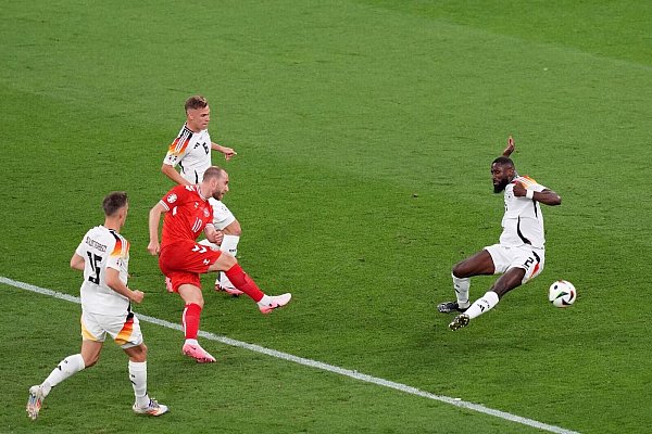 Antonio Rüdiger (r) blockt einen Schuss vom Dänen Christian Eriksen. - © Marcus Brandt/dpa