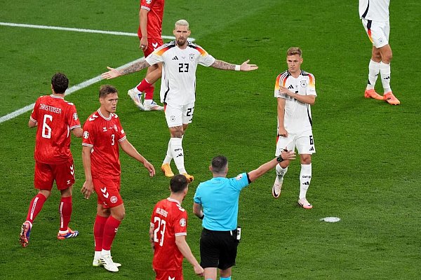 Schiedsrichter Michael Oliver sah zuvor ein Foulspiel und ließ die vermeintliche 1:0-Führung nicht zählen. - © Marcus Brandt/dpa