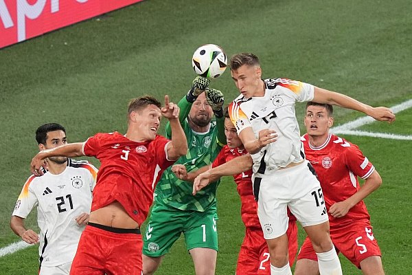Nico Schlotterbeck (2.v.r.) köpfte in der Anfangsphase ein Tor. - © Marcus Brandt/dpa