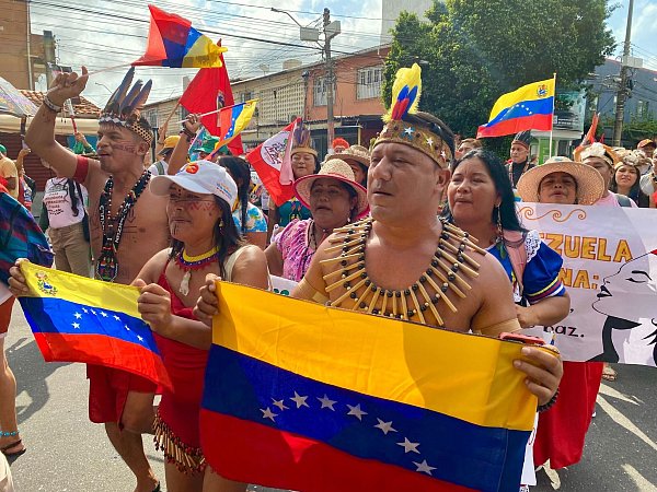 Tausende Indigene und internationale Klimaschützer zogen durchs Zentrum der Millionenstadt Belém. - © Torsten Holtz/dpa
