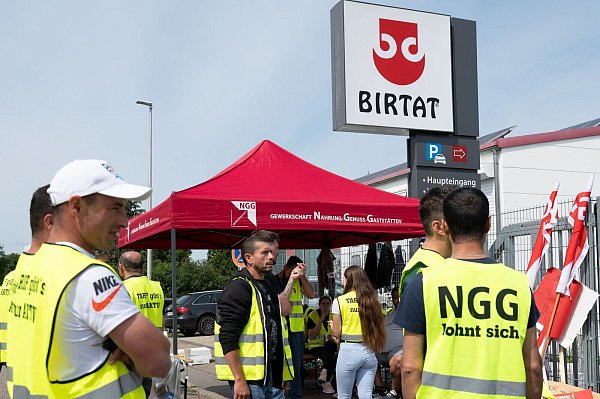 Beim Dönerspießhersteller Birtat gibt es einen Tarifabschluss. (Archivbild) - © Markus Lenhardt/dpa