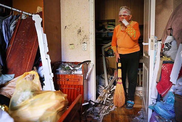 Nach den neuen russischen Angriffen laufen die Rettungs- und Wiederherstellungsarbeiten in mehreren Regionen des Landes. - © Kateryna Klochko/AP/dpa