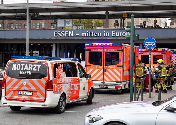 Am Essener Hauptbahnhof wurden laut Polizei zwei Personen verletzt. - © Justin Brosch/dpa