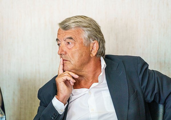 Wolfgang Niersbach trat im Sommermärchen-Prozess erstmals als Zeuge auf. - © Andreas Arnold/dpa Pool/dpa