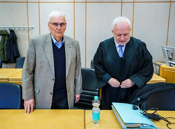 Theo Zwanziger (l) muss sich in der Sommermärchen-Affäre verantworten. - © Andreas Arnold/dpa