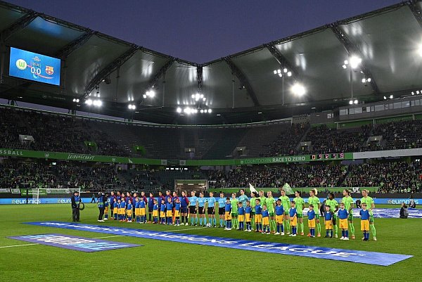 Champions League in der Volkswagen Arena: Die Frauen des VfL Wolfsburg vor dem Viertelfinal-Hinspiel gegen den FC Barcelona. - © Swen Pförtner/dpa