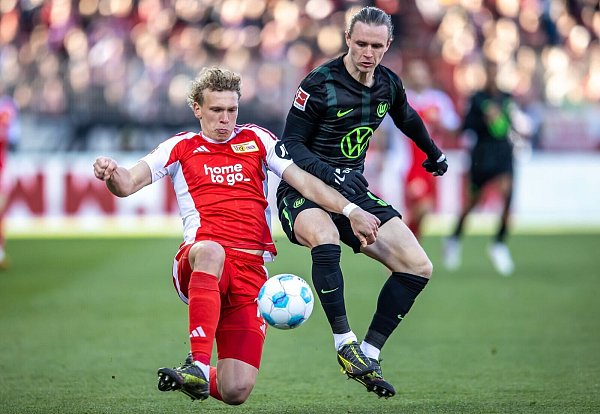 Unions Leopold Querfeld kommt vor Wolfsburgs Patrick Wimmer an den Ball. - © Andreas Gora/dpa