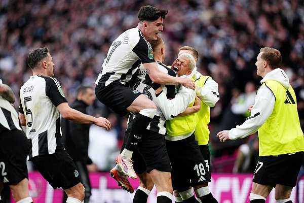 Die Profis von Newcastle United feiern das 1:0 durch Dan Burn. Der Ligapokal-Gewinn ist der erste nationale Titelerfolg des Clubs seit 70 Jahren. - © John Walton/PA Wire/dpa