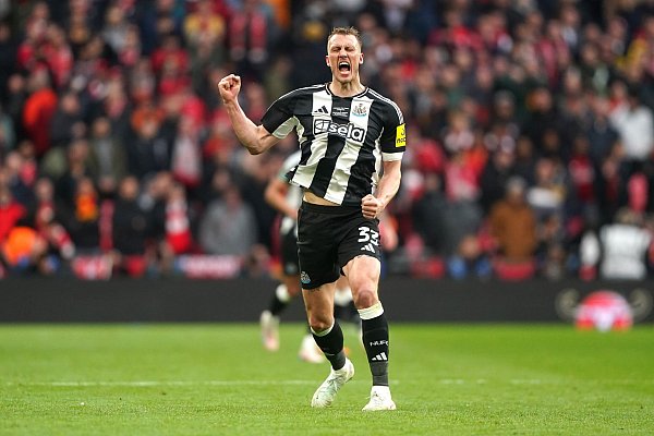 Dan Burn bejubelt seinen Treffer zum 1:0 für Newcastle United. Der Ligapokal-Gewinn ist der erste nationale Titelerfolg des Clubs seit 70 Jahren. - © Owen Humphreys/PA Wire/dpa