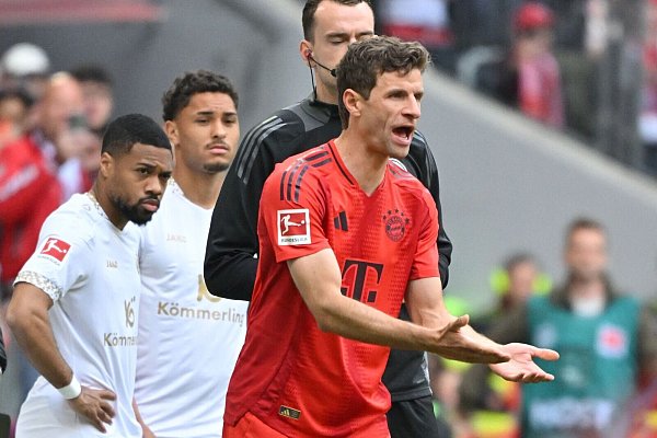 Thomas Müller musste bis zur 84. Minute auf seinen 500. Liga-Einsatz warten. - © Peter Kneffel/dpa